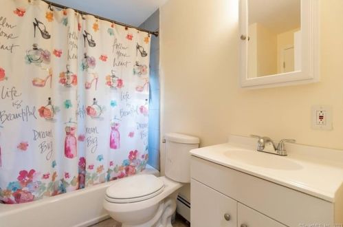 221 Woodland Ave, Bloomfield CT  06002-1357 exterior