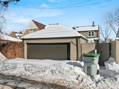 3869 52, Milwaukee WI 53220-3570 exterior