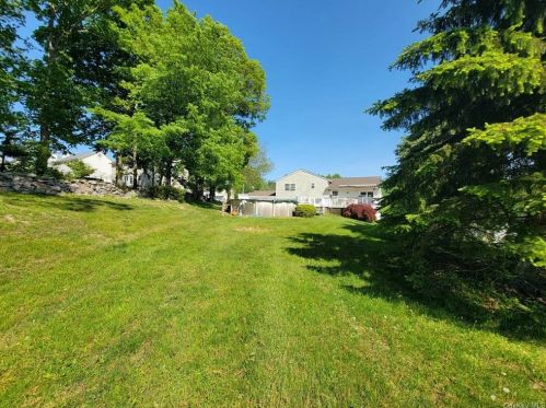 30 Clinton Dr, Washingtonville, NY 10992-1300