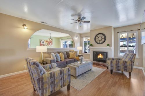 1540 Memorial Dr, Hollister, CA 95023-5731