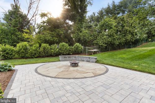 17 Windmill Dr, Southampton PA  18966-2328 exterior