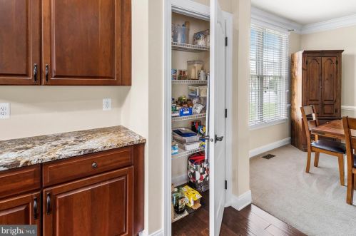 5737 Waterloo Bridge Cir, Haymarket VA  20169-8117 exterior