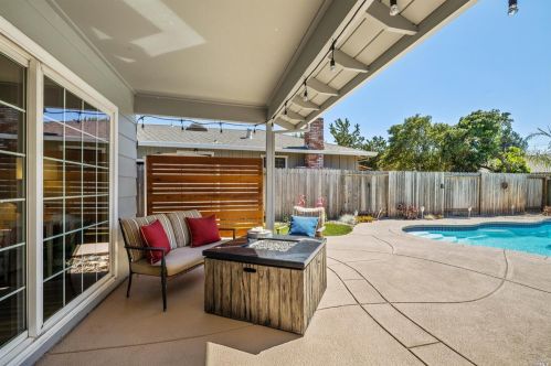 235 Grove Ave, Santa Rosa CA  95409-3813 exterior