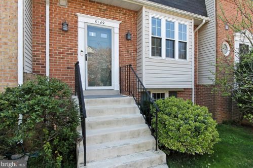 6749 Cardinal Woods Ct, Lorton, VA 22079-1356