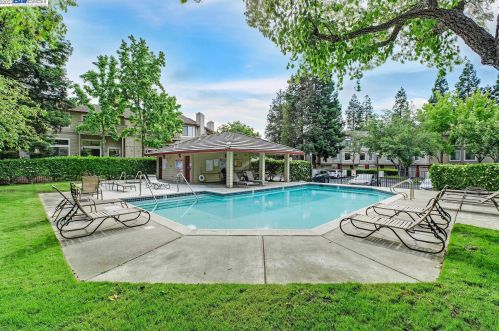 3308 Smoketree Commons Dr, Pleasanton CA  94566-7959 exterior