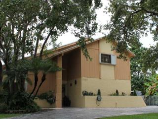 9100 Calusa Club Dr, Miami, FL 33186-1820