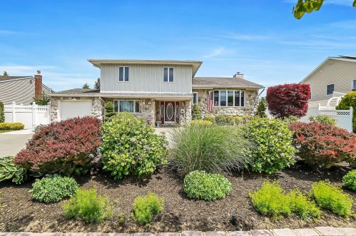 10 Suzanne Ln, Bethpage, NY 11714-1421