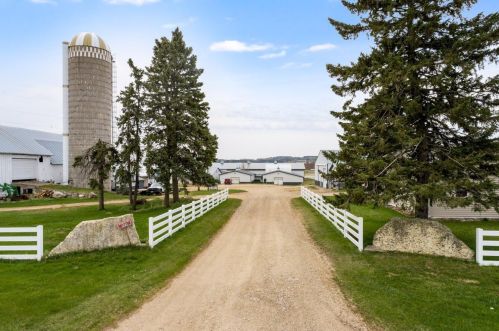 1221 130th Ave, New Johannesburg, WI 54017-6686