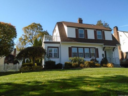 104 Grandview Ave, White Plains, NY 10605-3116