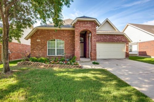 5913 Meadowglen Dr, Argyle, TX 76226-2260