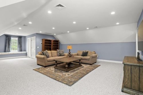 77 Tackora Trl, Ridgefield CT  06877-3028 exterior