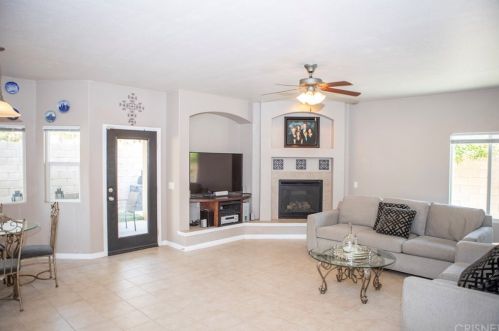 44148 Coral Dr, Lancaster, CA 93536-6814