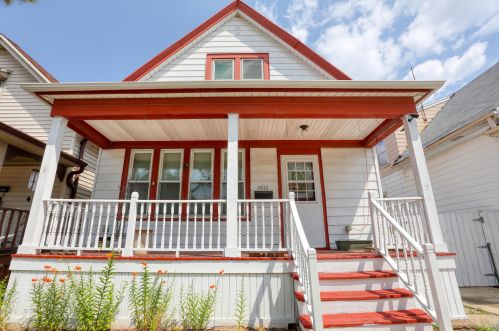 1432 Dakota St, Milwaukee, WI 53215-3850