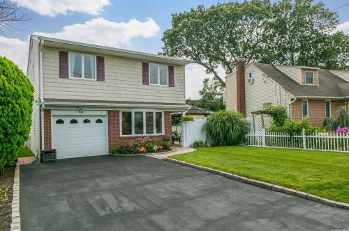 44 Warwick Ave, Copiague, NY 11726-4127