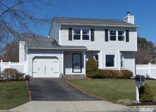 5 Sun Valley Ln, North Bellport, NY 11713-1139