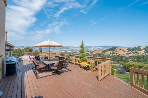 18530 Castle Hill Dr, Morgan Hill, CA 95037-9169