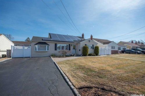 75 19th St, Deer Park, NY 11729-3911