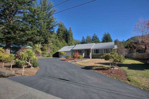 211 Hiouchi Dr, Crescent City, CA 95531-9322