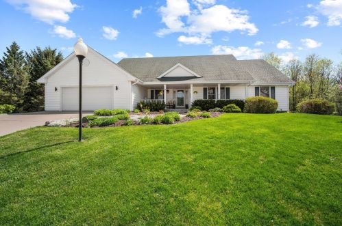 438 Eastern Trl, Mukwonago, WI 53149-9532