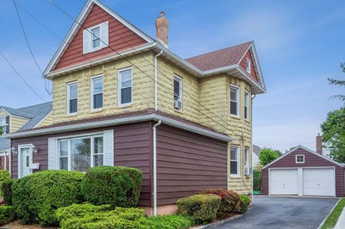 126 4th St, New Hyde Park, NY 11040-4118