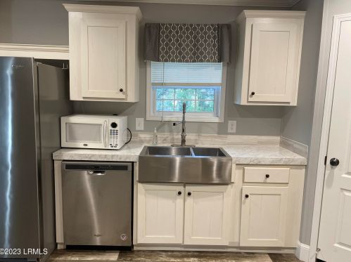 2 Marshall Ln, Beaufort SC  29907-2296 exterior