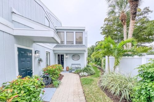 201 Woodshire Ln, Naples, FL 34105-7429