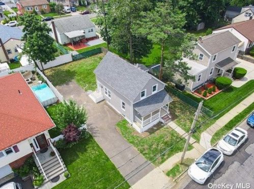 209 Costar St, Westbury NY  11590-3605 exterior