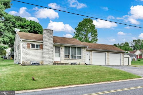 213 Akron Rd, Ephrata, PA 17522-2605