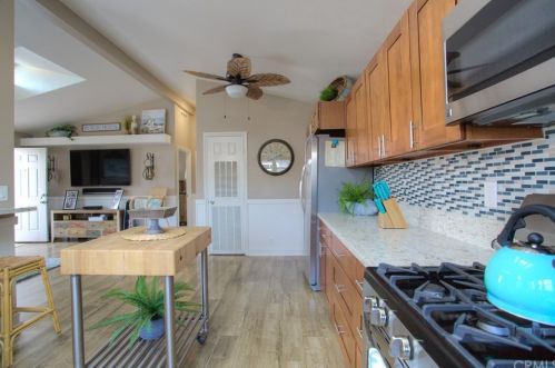 324 Mayflower Dr, Newport Beach, CA 92660-6163