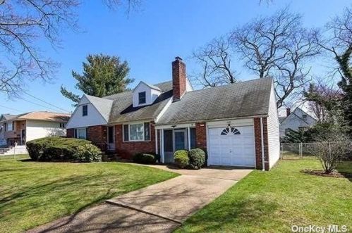 1533 Bellmore Rd, North Bellmore, NY 11710-3749