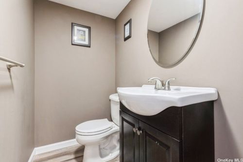 2493 7th Ave, Hempstead NY  11554-3325 exterior