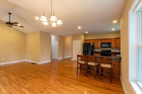 2 Sugar Plum Ln, Londonderry NH  03053-3300 exterior