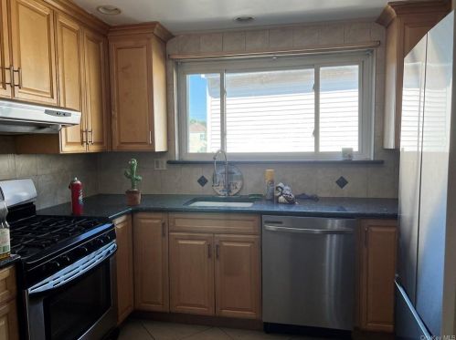 3250 Lucerne St, Bronx, NY 10465-1217