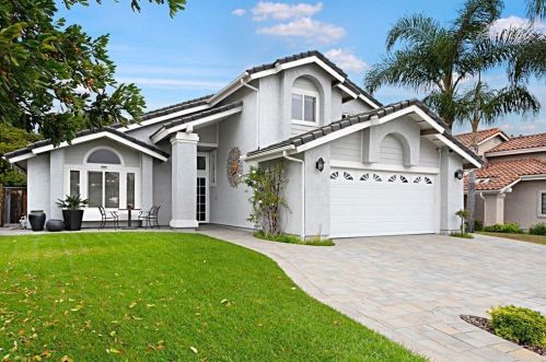 1145 La Tortuga Dr, Vista, CA 92081-6444