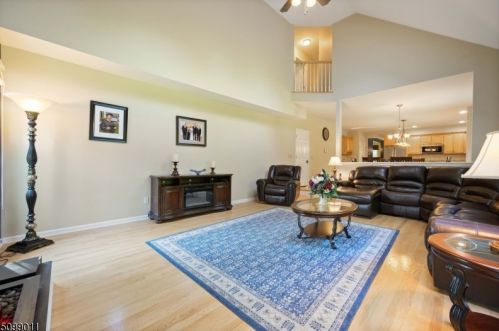 12 Stacey Ct, Sparta NJ  07871-1000 exterior