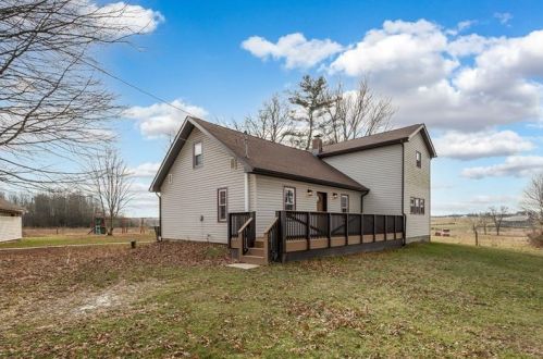 1144 Pulaski Mercer Rd, New Wilmington, PA 16142-2428
