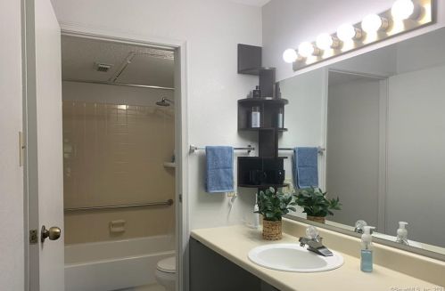 42 Spyglass Cir, Groton CT  06340-6203 exterior