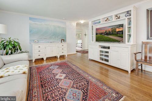 6917 Kingwood Dr, Falls Church VA  22042-3809 exterior