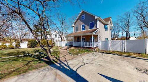21 Dow St, Central Islip, NY 11722-2116