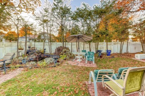 1 Greentree Cir, Westbury NY  11590-1510 exterior