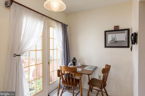 18 Townsend Ct, Lancaster PA  17603-6797 exterior