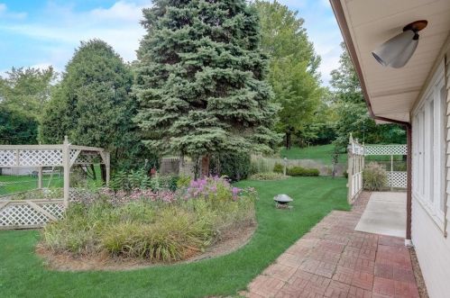 22194 Valley Rd, Waukesha WI  53186-5350 exterior