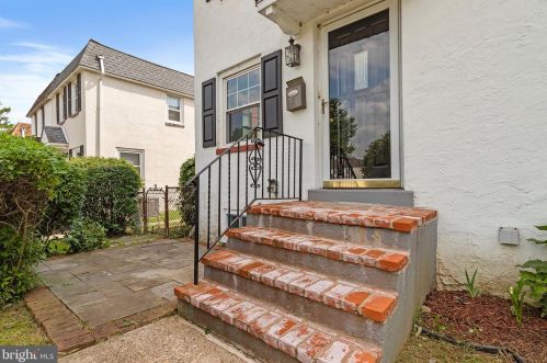 209 Crum Creek Dr, Woodlyn, PA 19094-1912