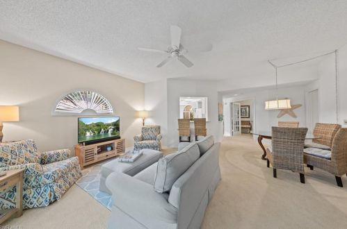 595 Serendipity Dr, Naples, FL 34108-2828