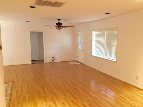 5214 Chestnut St, Bellaire, TX 77401-3319