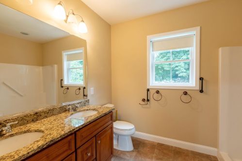 2 Sugar Plum Ln, Londonderry NH  03053-3300 exterior