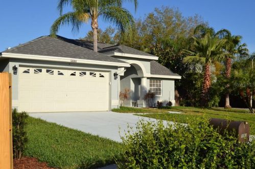 592 Village Dr, Tarpon Springs, FL 34689-2882