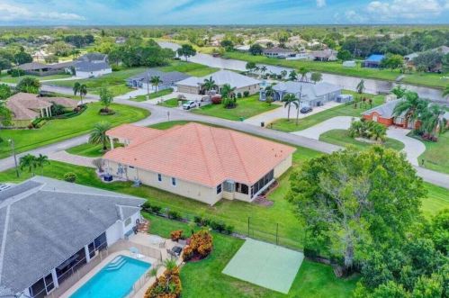 160 Saratoga Ave, Fort Pierce FL  34953-5974 exterior