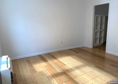 28 Park Ave, Dumont NJ  07628-3035 exterior