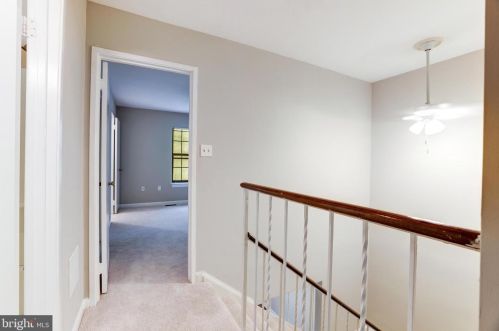 2053 Headlands Cir, Herndon VA  20191-3642 exterior